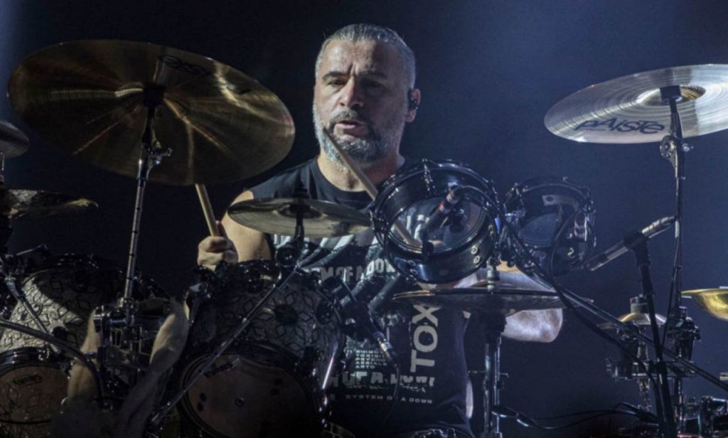 John-Dolmayan-de-System-of-a-Down-se-arrepiente-de-no-haber-conseguido-un-reemplazo-de-Serj-Tankian-en-2006-portada